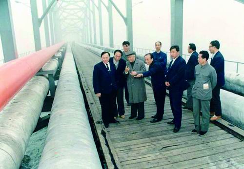 耄耋之年的錢令希（前排左三）赴鲇魚灣了解棧橋的現(xiàn)狀。