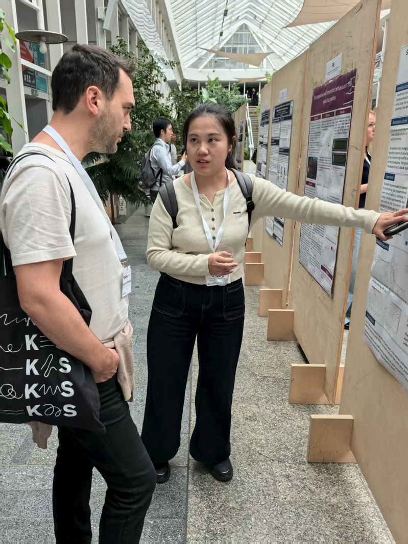 蘇然作海報展示