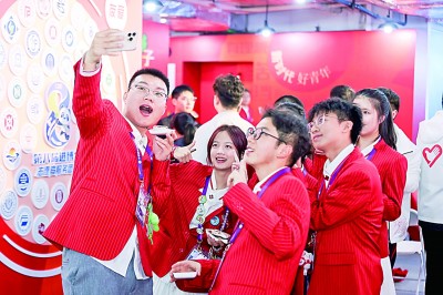 “小葉子”在志愿者之家參加集體生日會(huì)