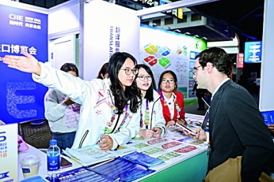 香港志愿者為外籍展商提供引導(dǎo)服務(wù)