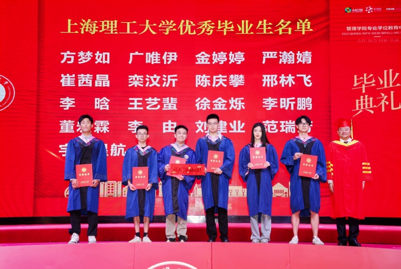 頒發(fā)“優(yōu)秀畢業(yè)生”榮譽(yù)證書