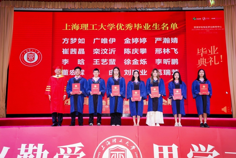 頒發(fā)“優(yōu)秀畢業(yè)生”榮譽(yù)證書