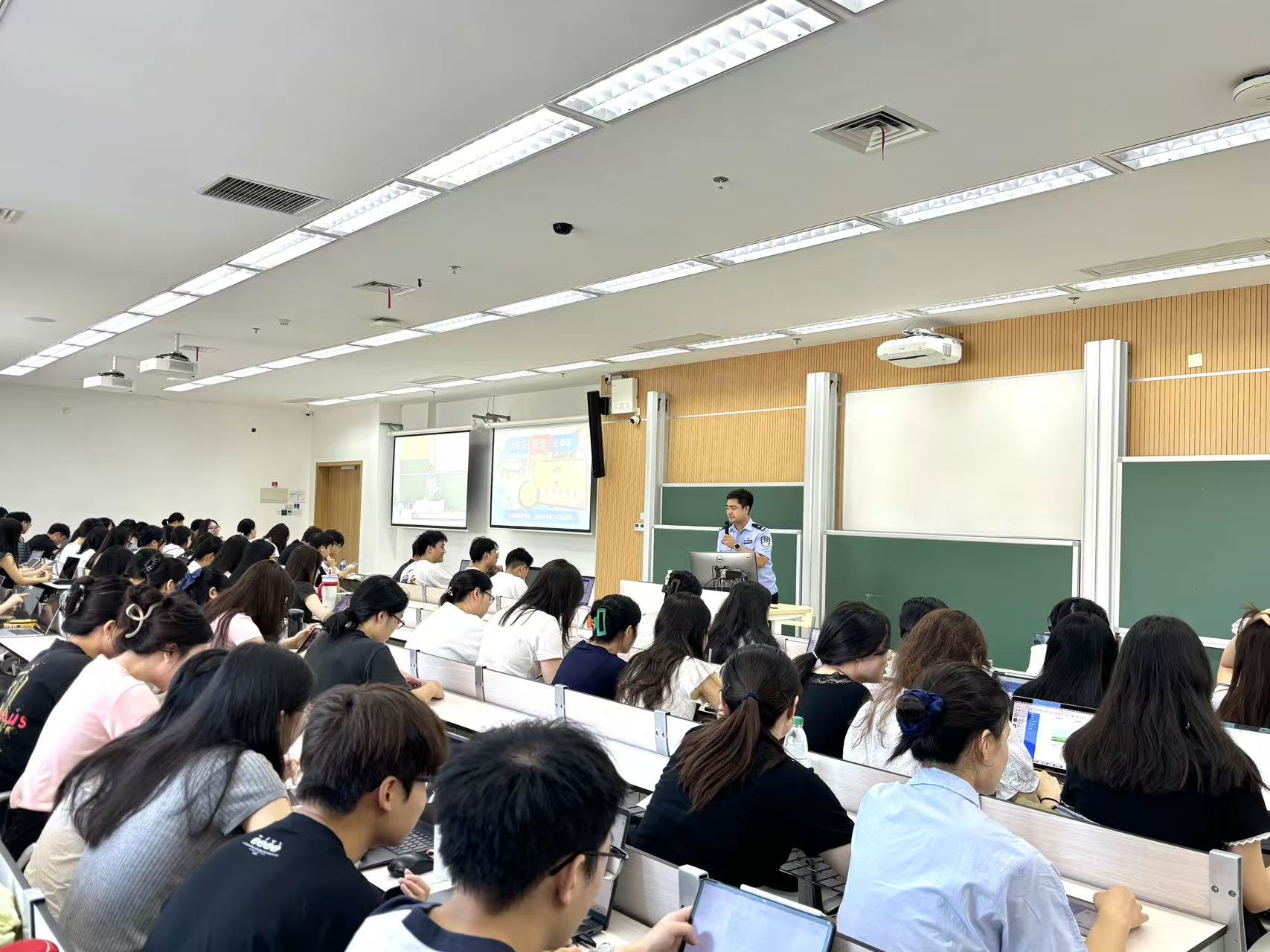 謝曄警官進(jìn)行“反詐”宣傳