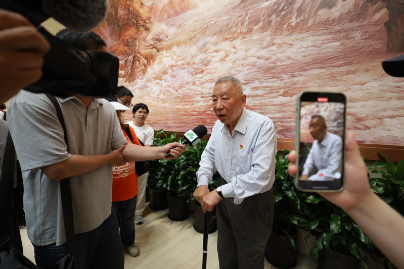 顧寶炎老先生受媒體采訪