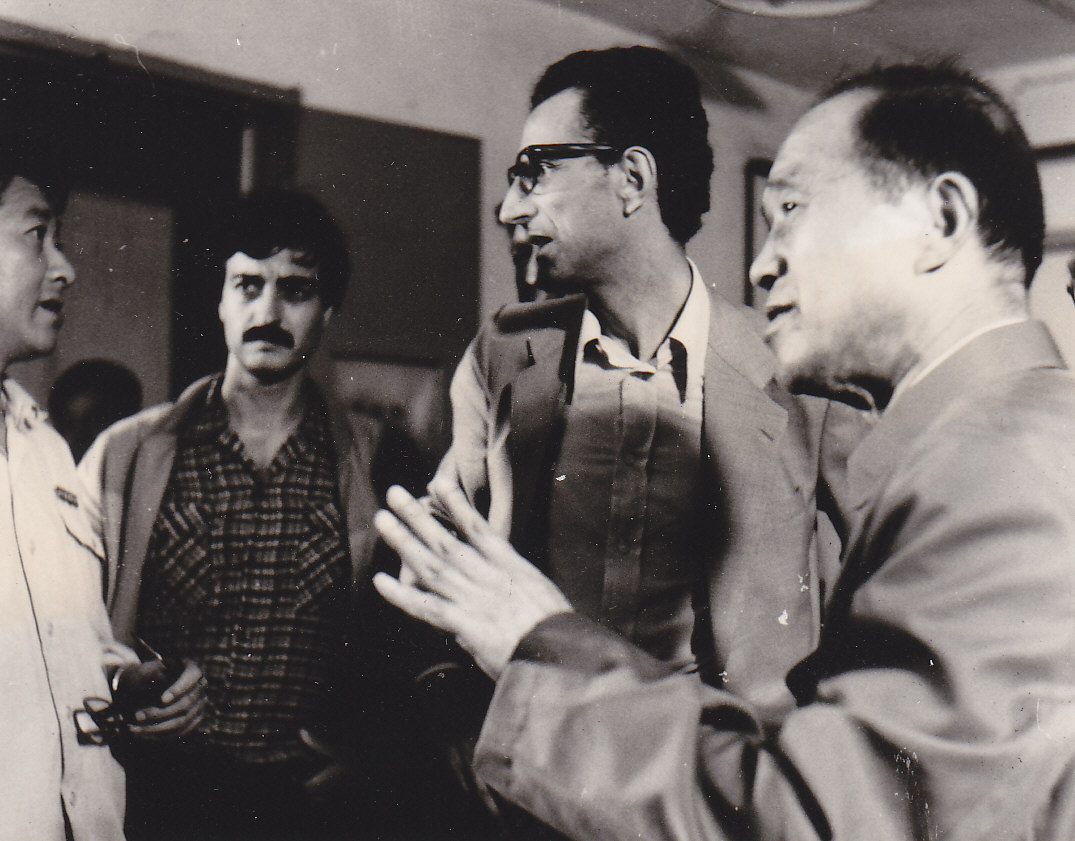 樓惟秋教授向外國專家介紹太陽能