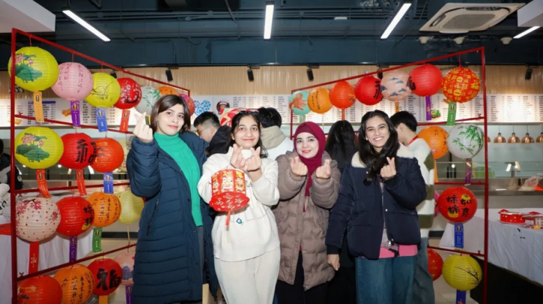 留學(xué)生在迎新春聯(lián)歡活動(dòng)現(xiàn)場(chǎng)