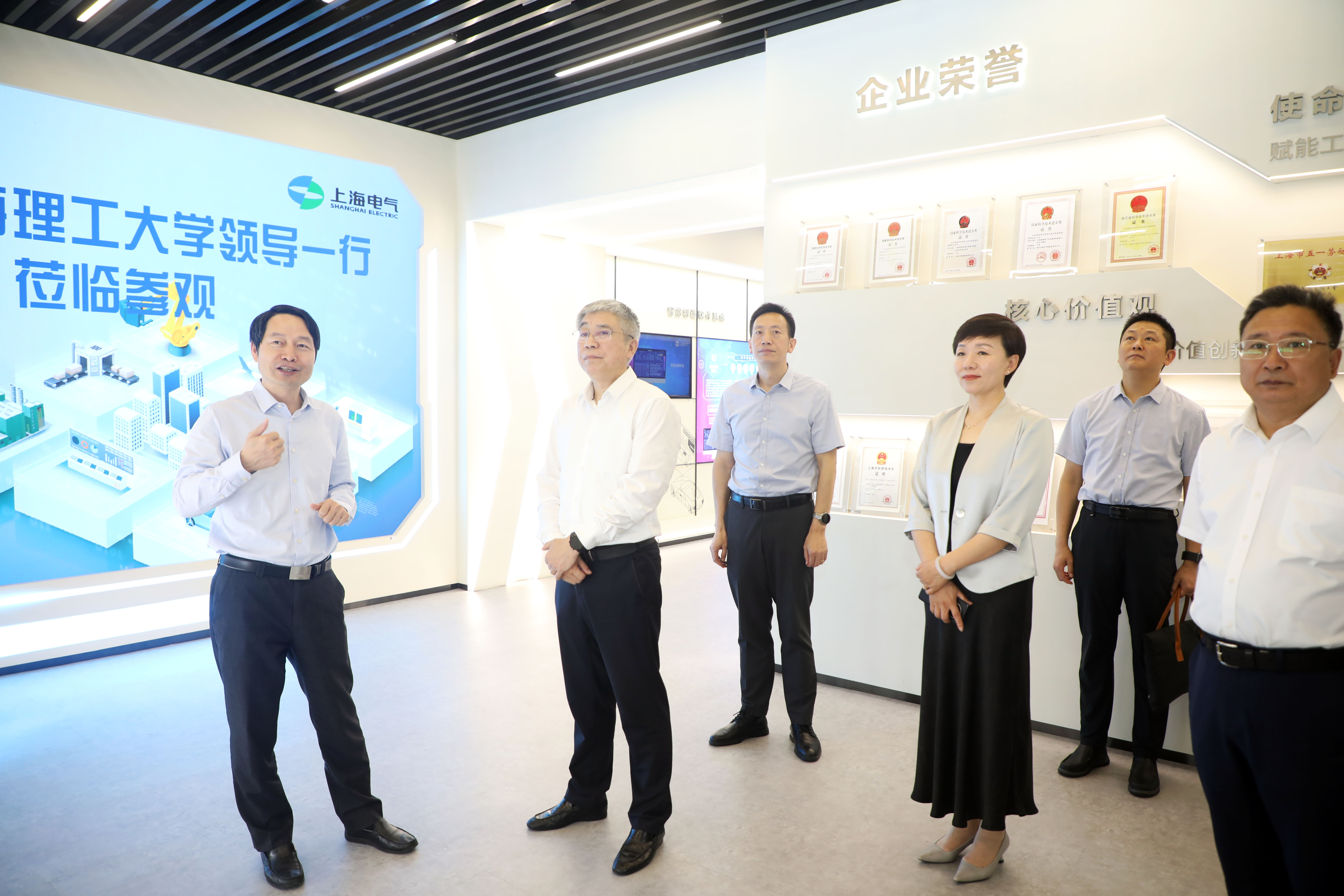 1.王凌宇書記一行參觀上海電氣自動(dòng)化集團(tuán)企業(yè)展廳