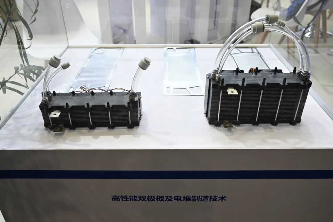 上海理工大學(xué)在第25屆工博會(huì)高校展區(qū)現(xiàn)場(chǎng)展示高性能雙極板及電堆制造技術(shù)
