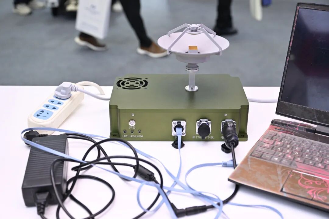 上海電機(jī)學(xué)院在第25屆工博會(huì)高校展區(qū)現(xiàn)場(chǎng)展示低成本毫米波反無(wú)人機(jī)雷達(dá)