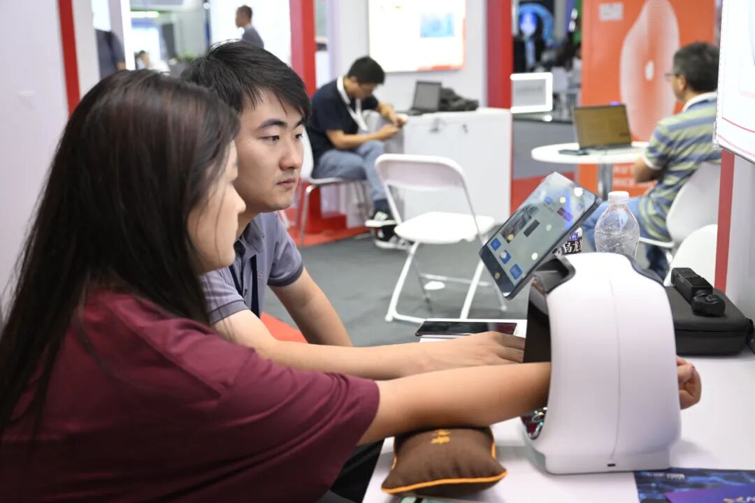 北京大學(xué)在第25屆工博會(huì)高校展區(qū)現(xiàn)場(chǎng)展示中醫(yī)智能AI機(jī)器人