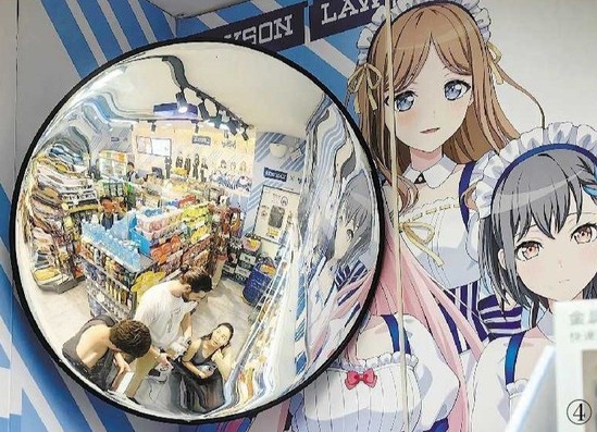 五角場大學(xué)路上有眾多寶藏“谷子店”，就連街頭的羅森便利店里都充滿濃濃的二次元風(fēng)，吸引不少愛好者慕名而來