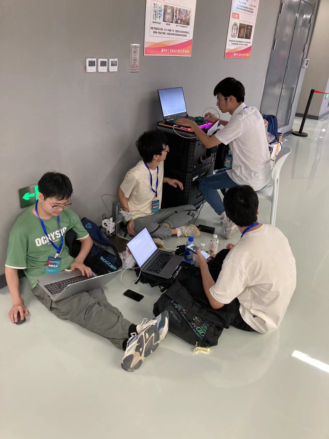 參賽選手在場(chǎng)外積極準(zhǔn)備