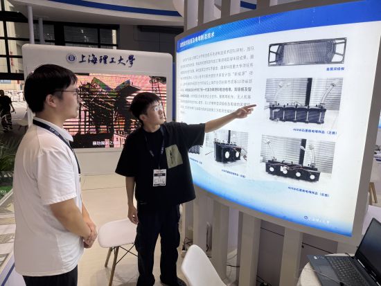 團(tuán)隊(duì)成員在工博會(huì)展臺(tái)向觀眾介紹技術(shù)創(chuàng)新點(diǎn)
