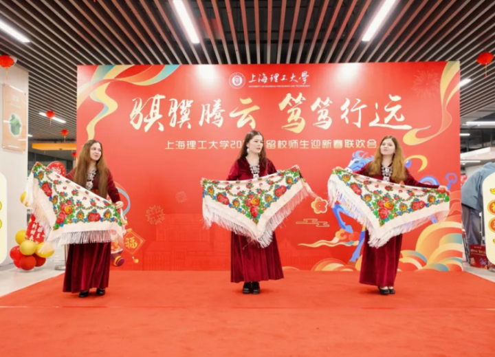 古茶和同學一起演繹土庫曼斯坦傳統(tǒng)舞蹈