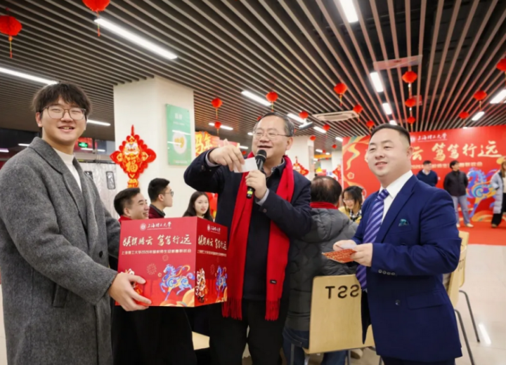 朱新遠為學生抽獎