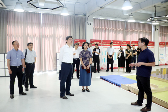 參觀創(chuàng)新創(chuàng)業(yè)教育實(shí)踐基地