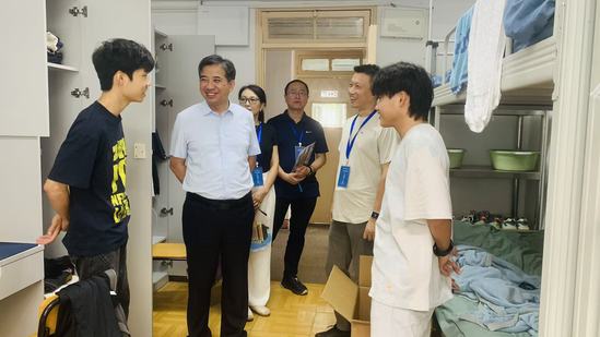 校領(lǐng)導(dǎo)與新生交流