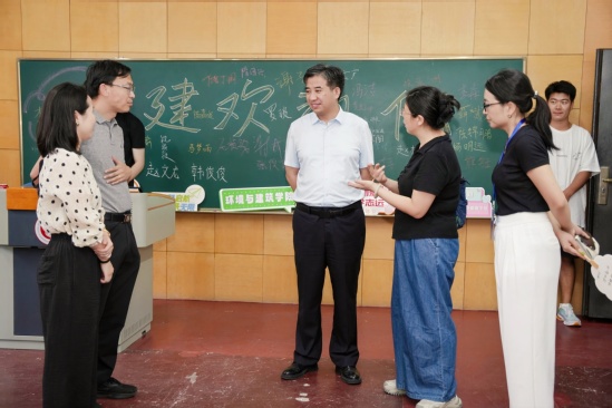 校領(lǐng)導(dǎo)關(guān)心新生入學情況并慰問工作人員和志愿者