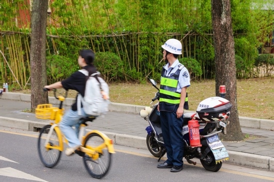 執(zhí)勤安保人員確保道路通暢
