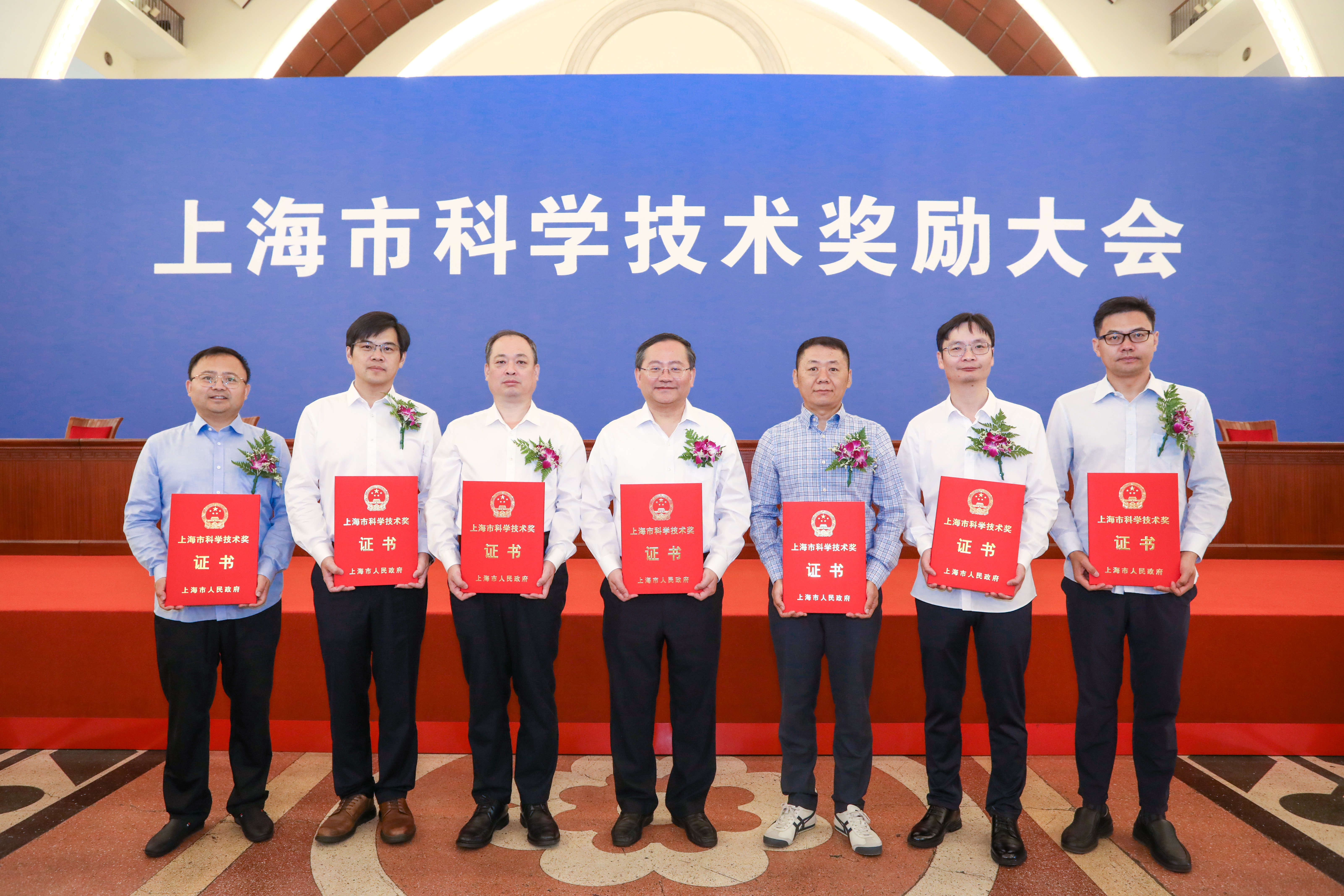 校長朱新遠與獲獎項目教師代表合影留念