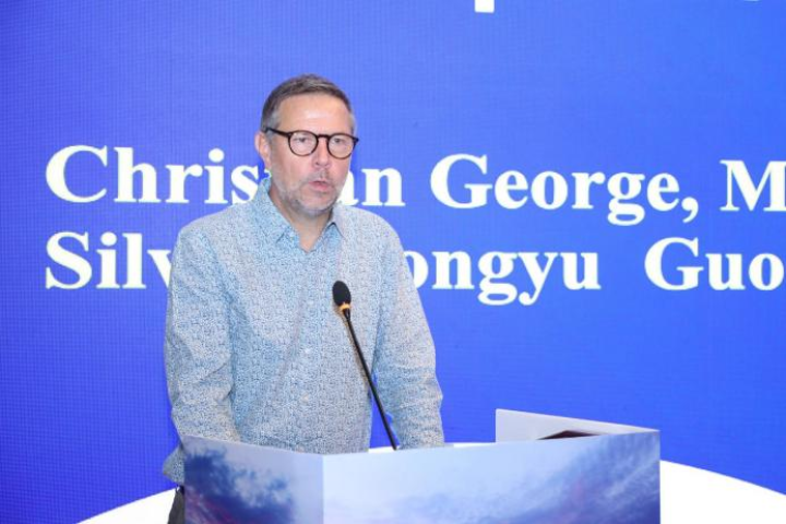 Christian George作報告