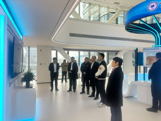 參觀中科院微電子所集成電路產(chǎn)教融合基地