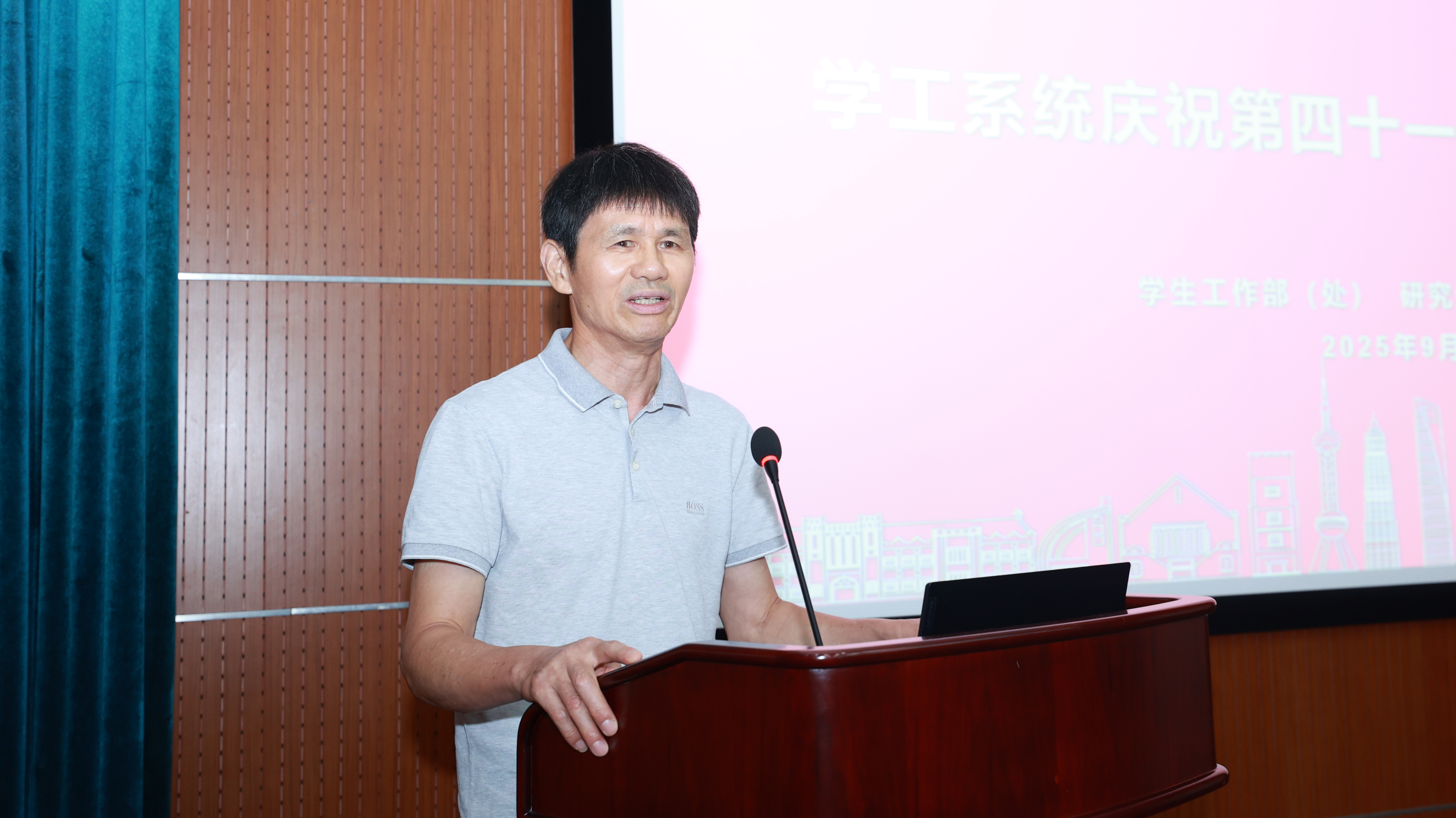 施小明作為生涯導(dǎo)師代表發(fā)言