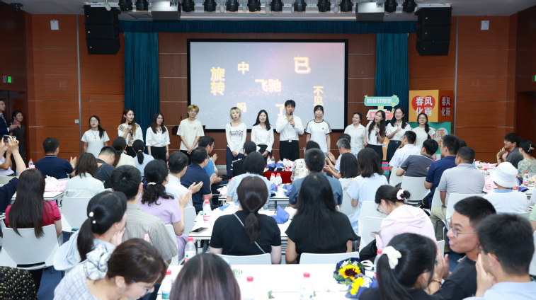 新進(jìn)輔導(dǎo)員才藝展示 &nbsp;師生合唱《這世界那么多人》