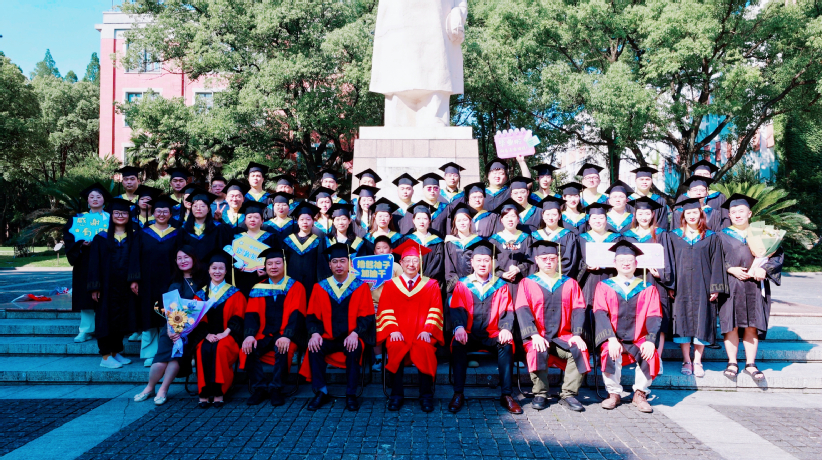 教學點畢業(yè)生代表合影留念