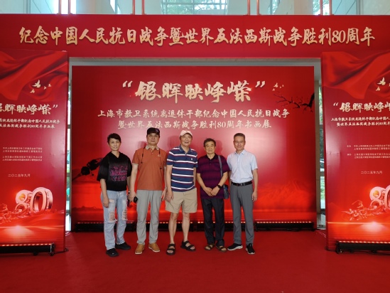 老同志參加書畫展開幕式