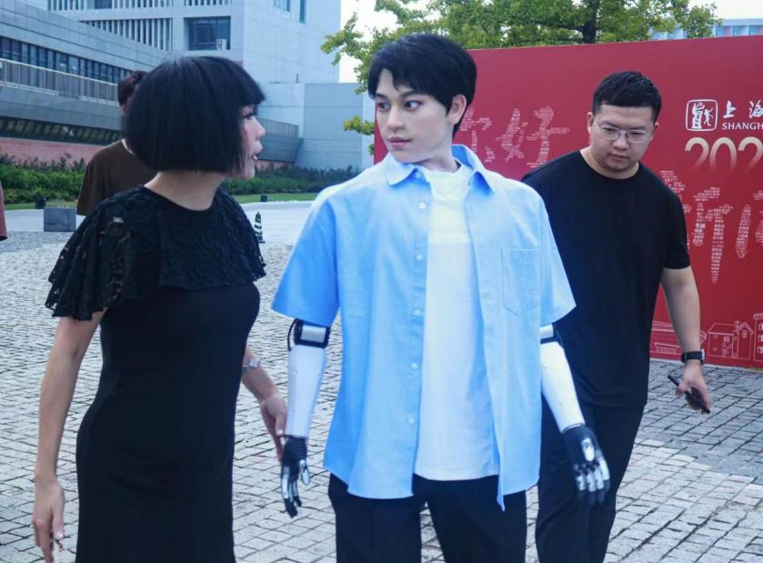 博士生導(dǎo)師楊青青（左）與她的博士生在一起