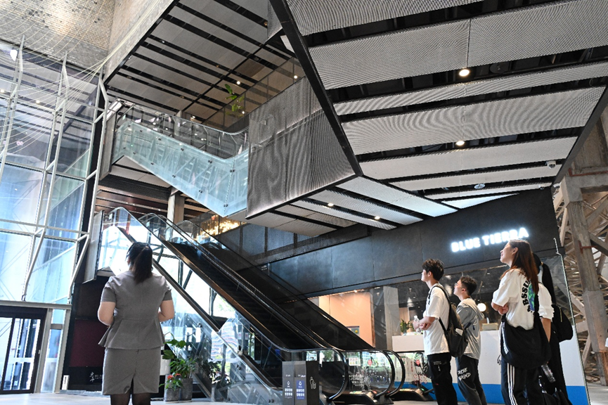 團隊成員在聆聽船廠1862的改造故事