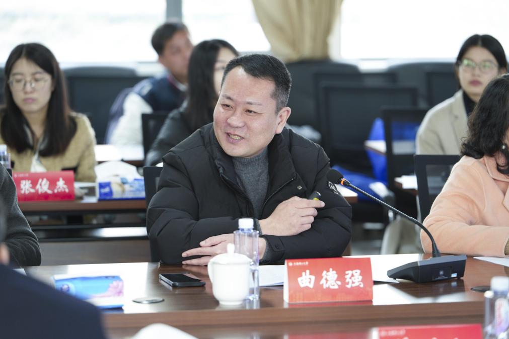 曲德強(qiáng)介紹學(xué)校校友工作