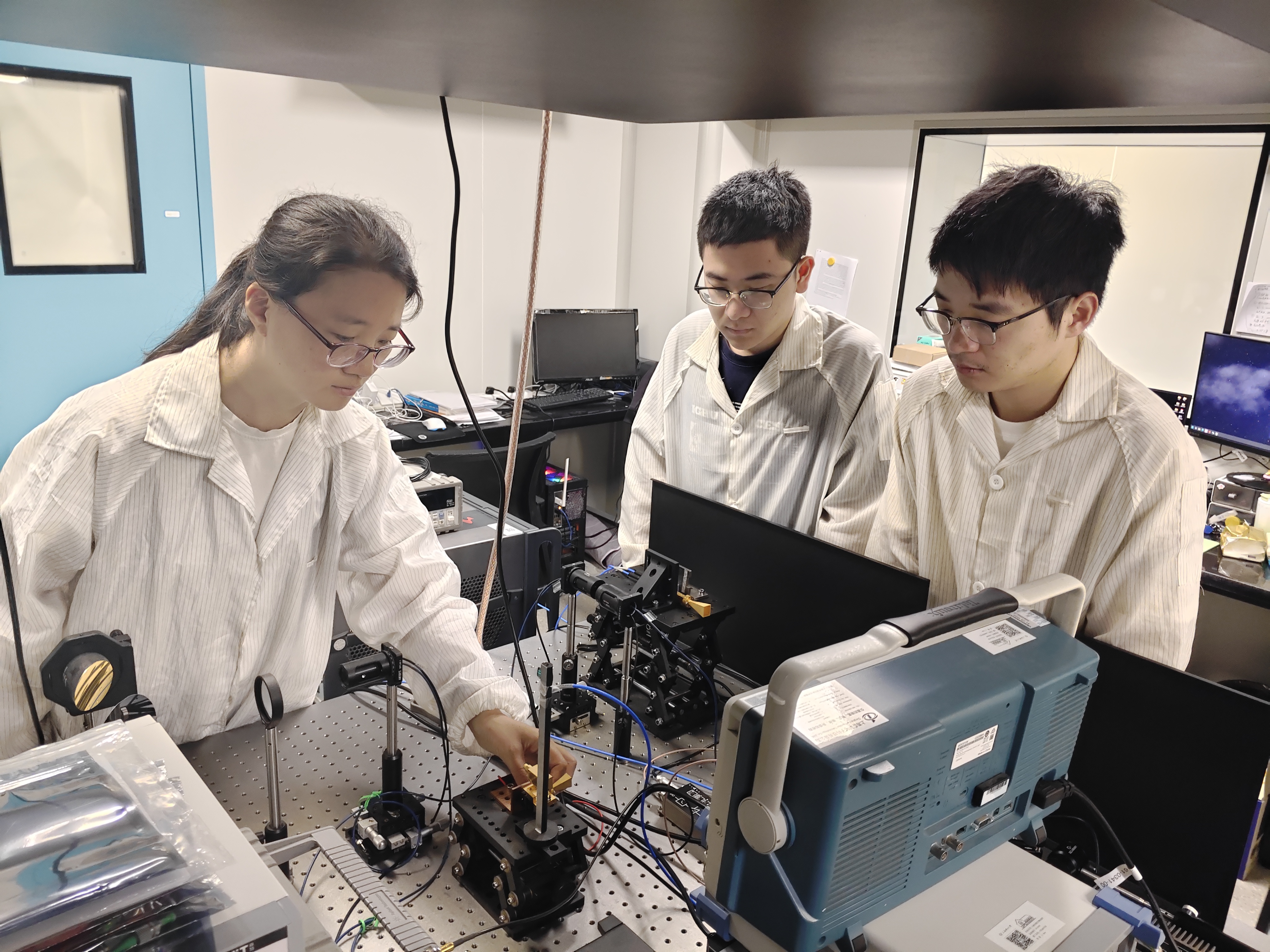 謝靜雅老師在實驗臺前