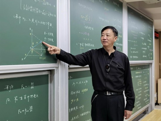 課堂上的顧錚先