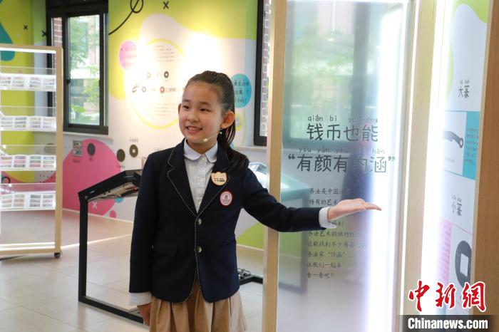 第一批“小小講解員”正式上崗，為大家?guī)砹碎_幕后的首場講解。　上海財經(jīng)大學(xué)供圖