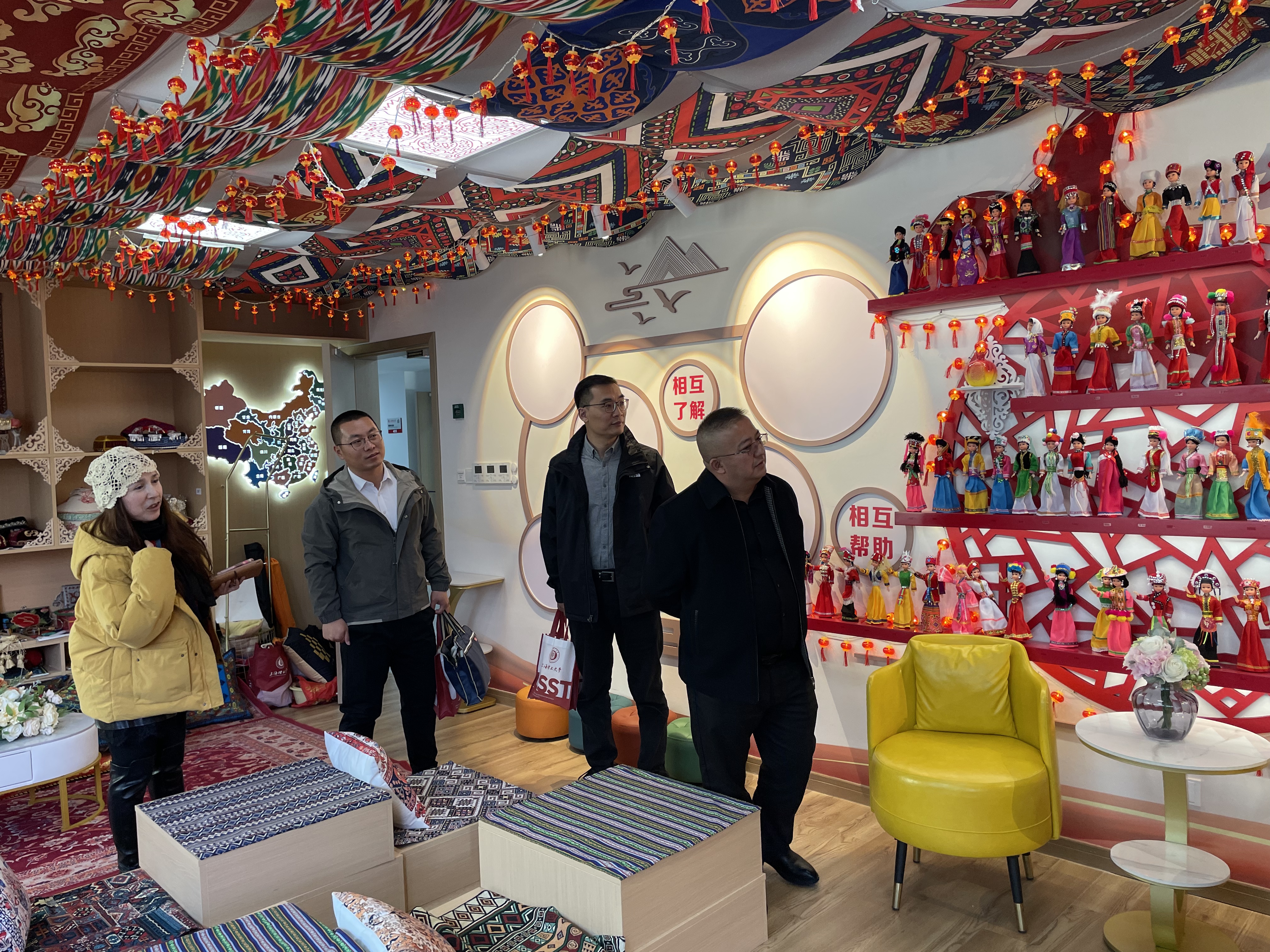 參觀民族團(tuán)結(jié)教育工作室