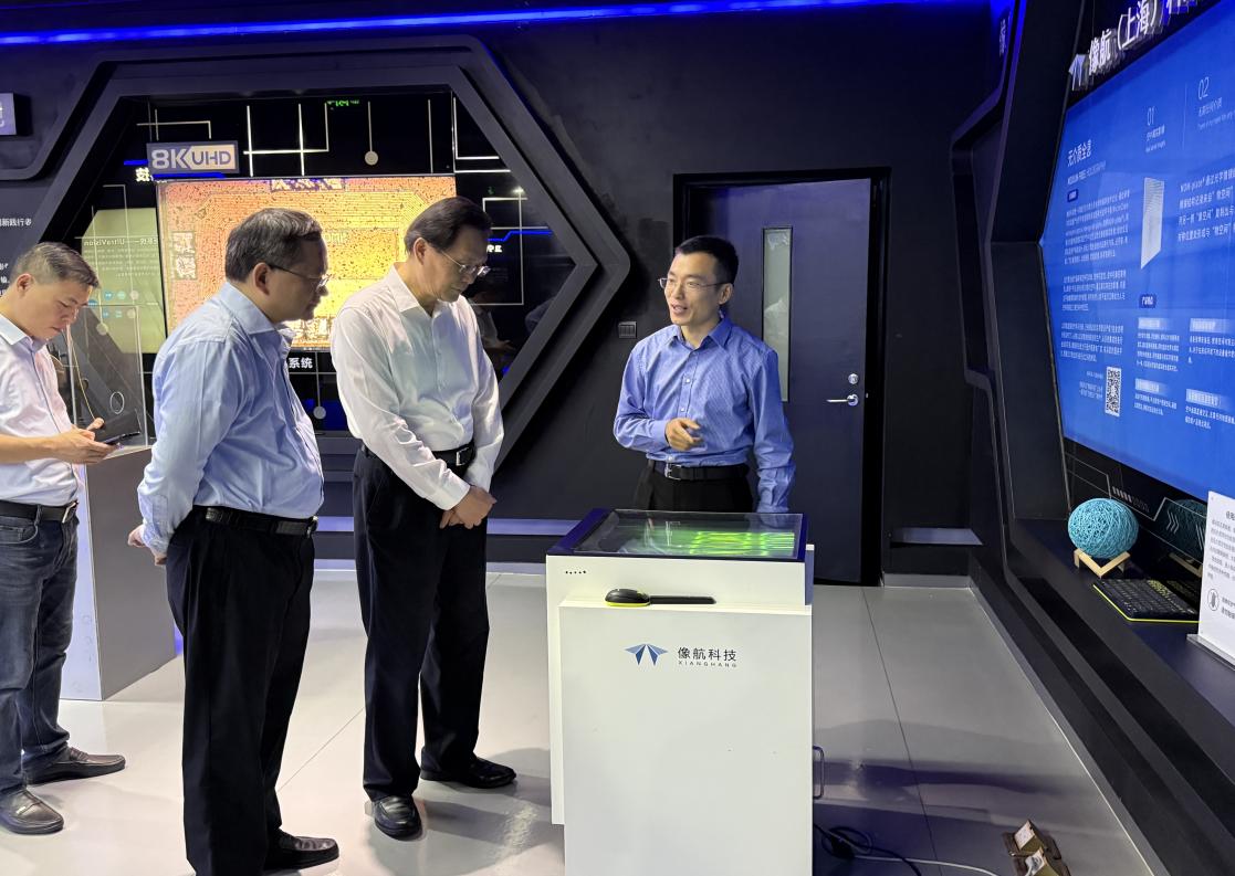 參觀聚能灣國(guó)家級(jí)孵化器基地