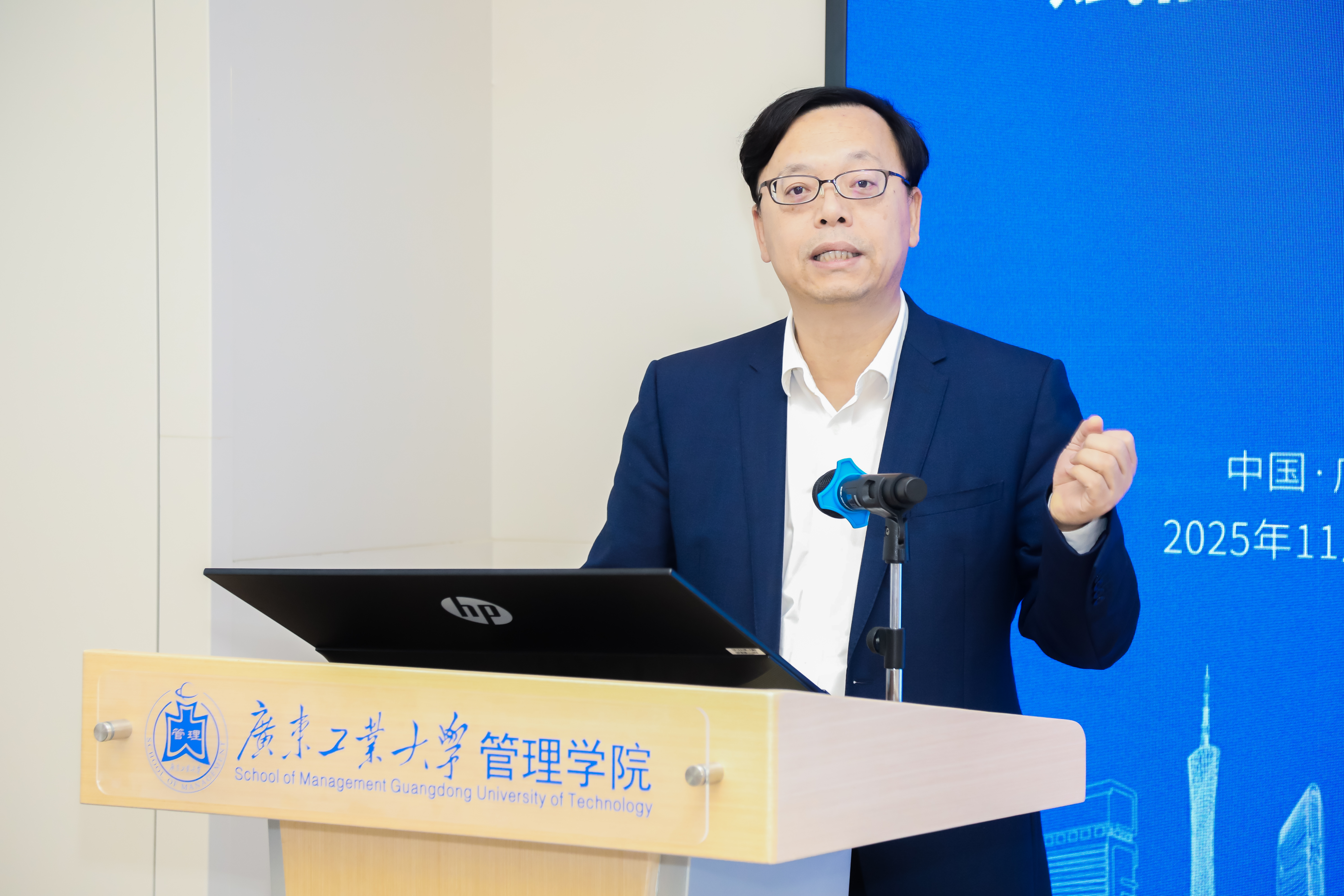 趙來(lái)軍作主旨報(bào)告