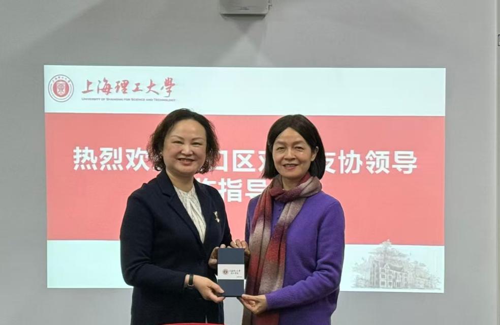 蔡校長(zhǎng)向謝會(huì)長(zhǎng)贈(zèng)送《一次出發(fā)》光碟