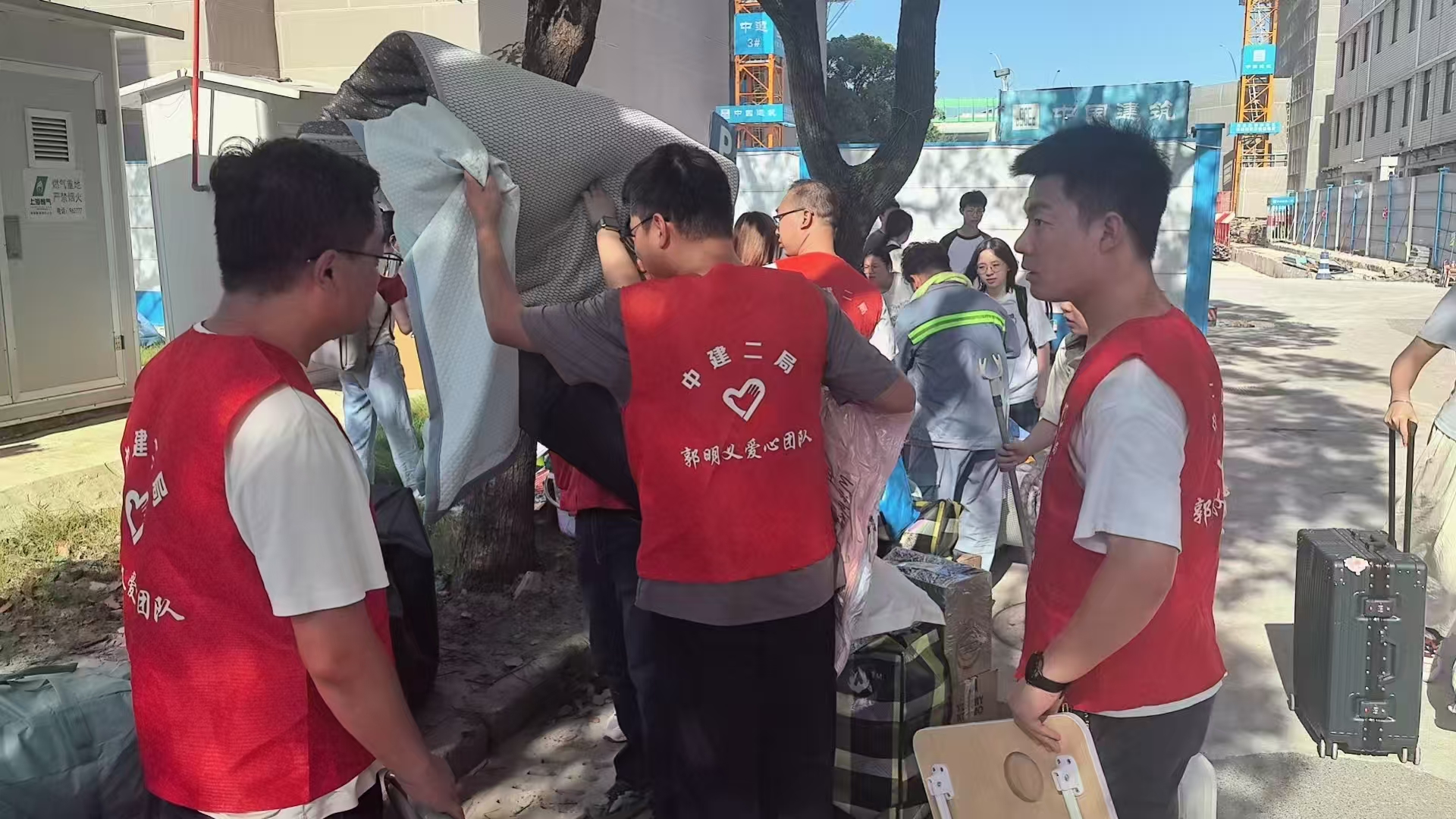 中建二局上海分公司志愿者協(xié)助學生搬遷