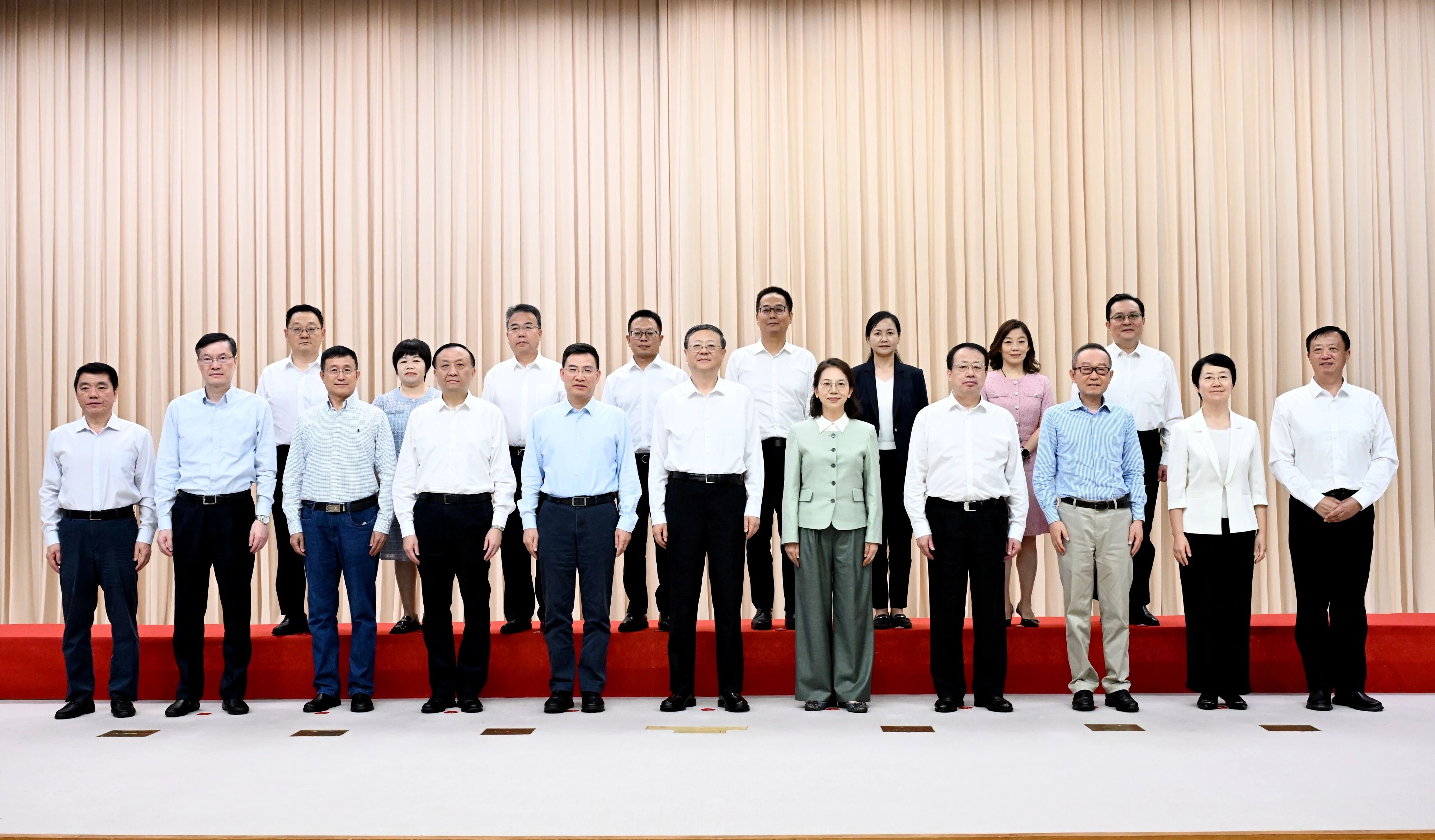 教師節(jié)之際，市委書(shū)記陳吉寧，市委副書(shū)記、市長(zhǎng)龔正與上海市優(yōu)秀教師代表舉行座談，代表市委、市政府，向全市廣大教師和教育工作者致以節(jié)日祝賀和誠(chéng)摯問(wèn)候。（前排右一為我校顧錚??老師）