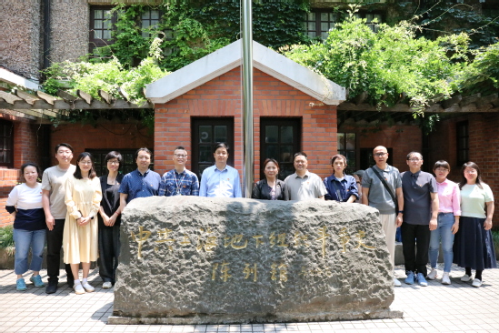 在中共上海地下組織斗爭史陳列館合影