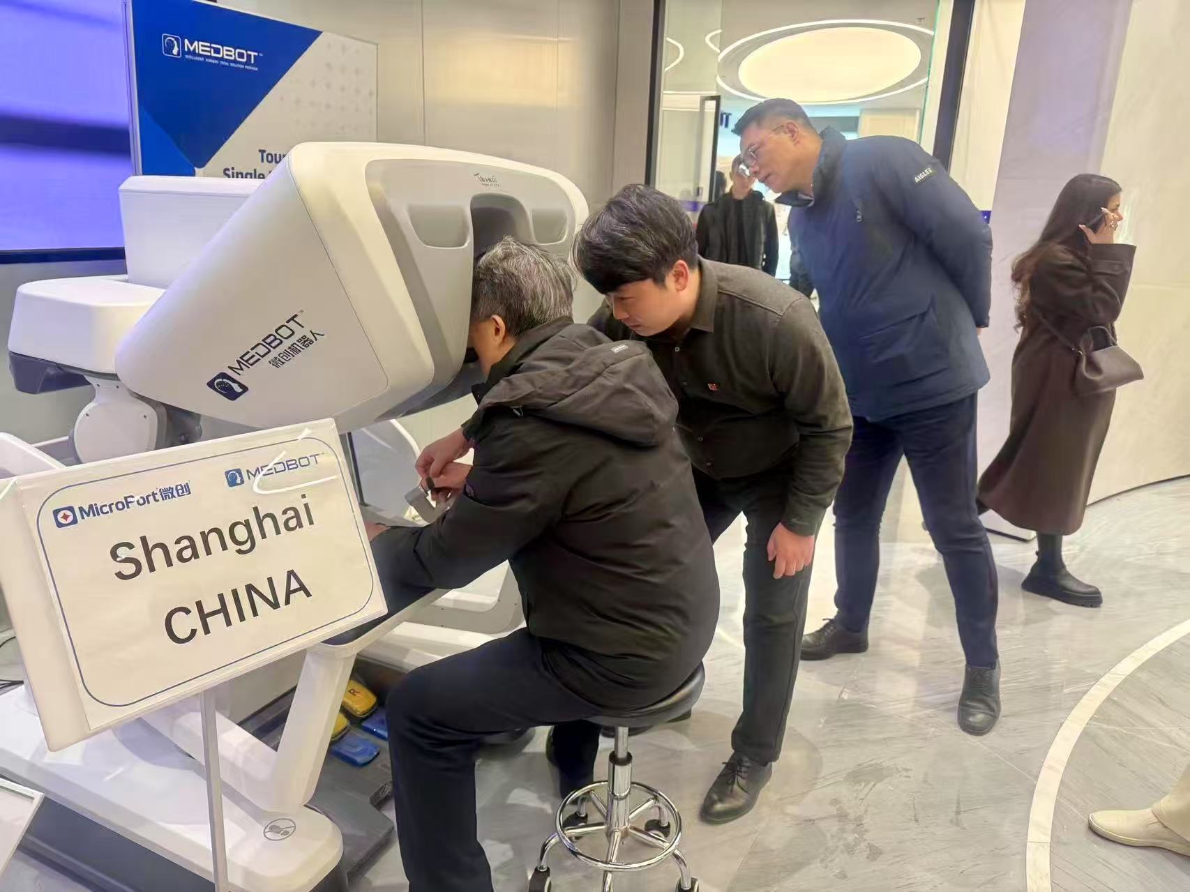 操作手術(shù)機(jī)器人