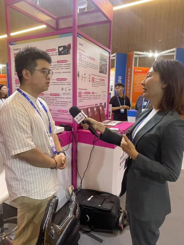 中央電視臺(tái)采訪助餐機(jī)器人項(xiàng)目組吳偉名