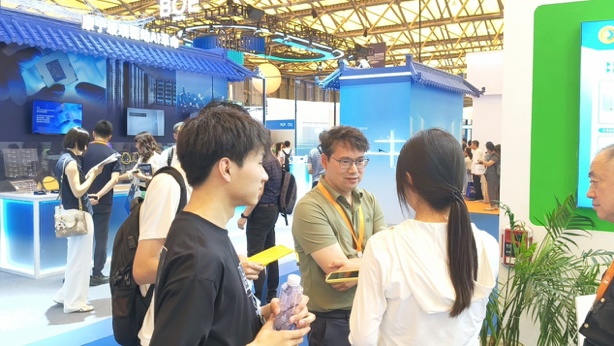 團(tuán)隊(duì)與展位負(fù)責(zé)人交流