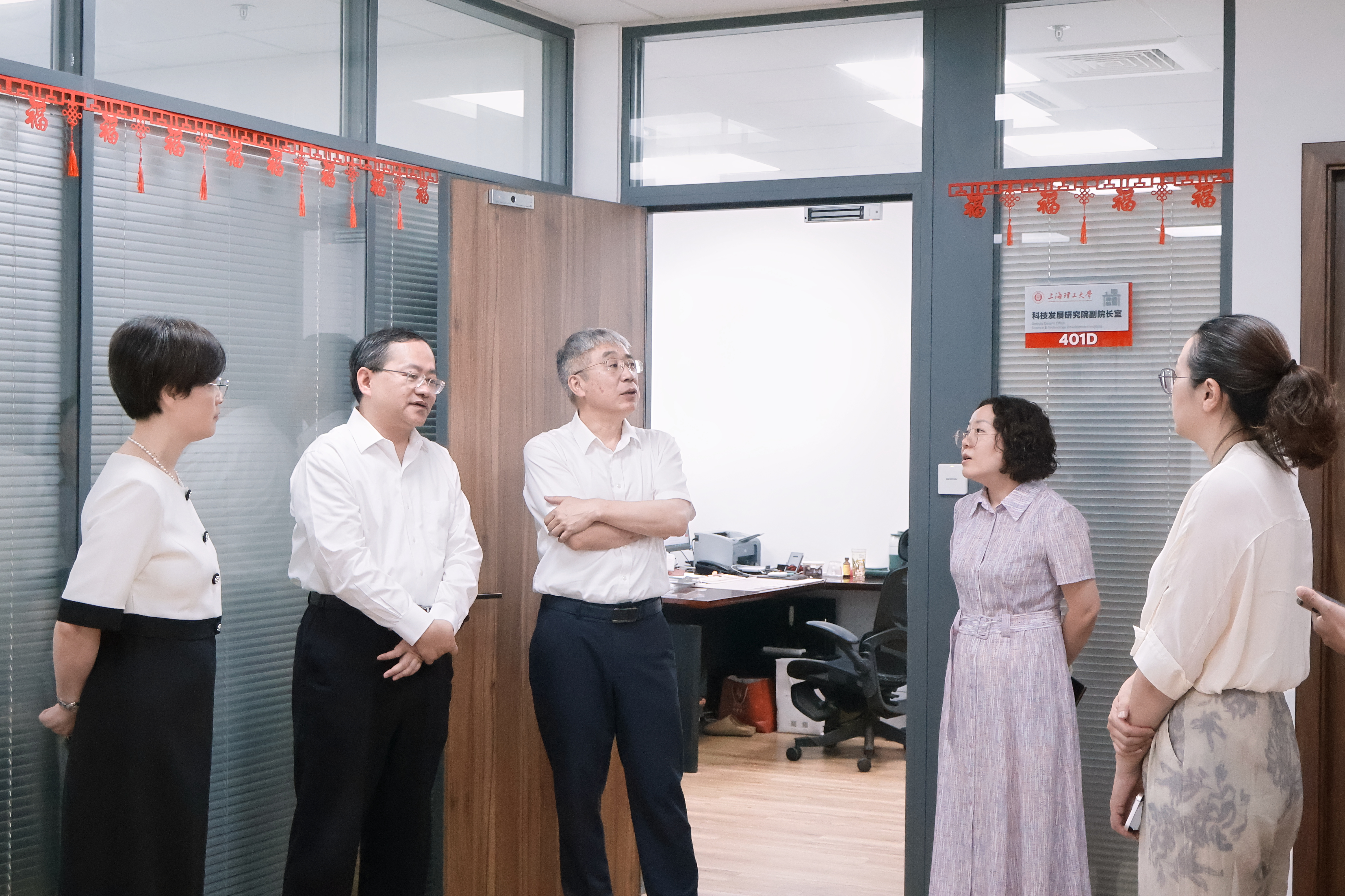 校領(lǐng)導(dǎo)率隊(duì)檢查新學(xué)期開(kāi)學(xué)準(zhǔn)備工作