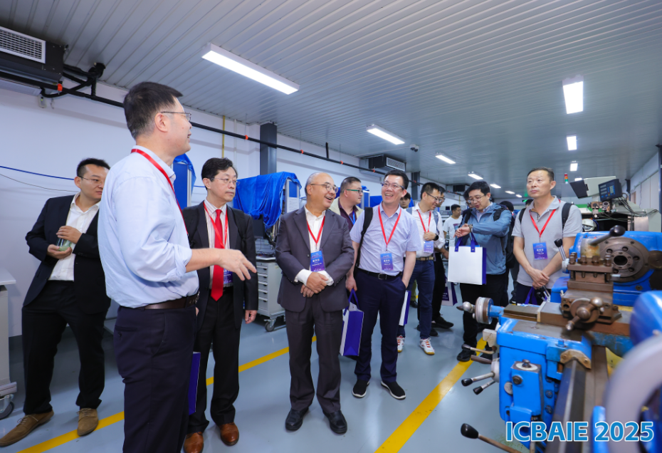 參觀機(jī)械學(xué)院實(shí)驗(yàn)室