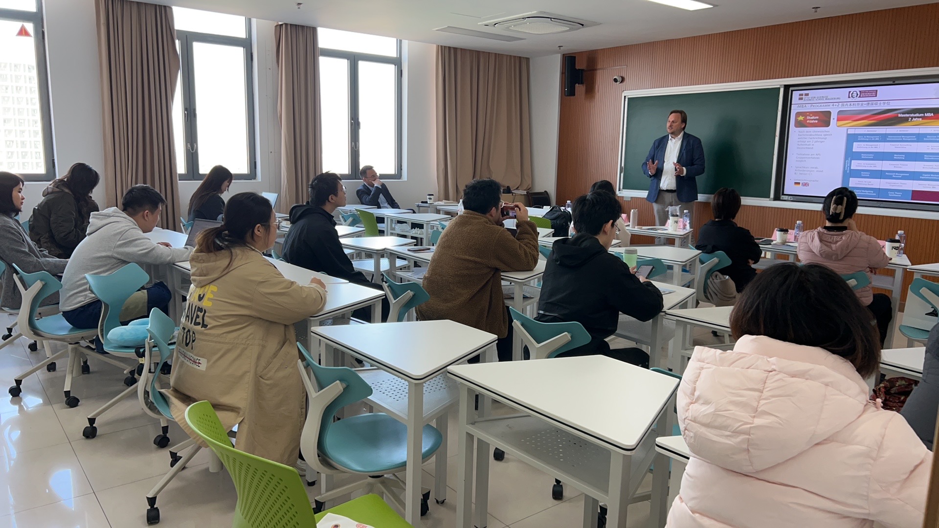 與學生們進行互動交流