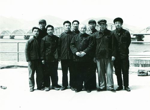 1976年，錢令希（左六）與設(shè)計組成員在鲇魚灣棧橋竣工后合影